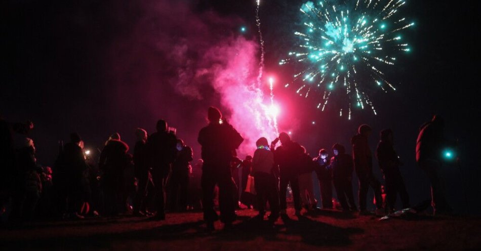 zdjęcie: Miliony złotych z samorządów na telewizyjne sylwestry / Warszawa, 01.01.2025. Fajerwerki na Kopie Cwila w Warszawie, 31 bm. na powitanie Nowego Roku 2025 przez mieszkańców stolicy. (aldg) PAP/Leszek Szymański