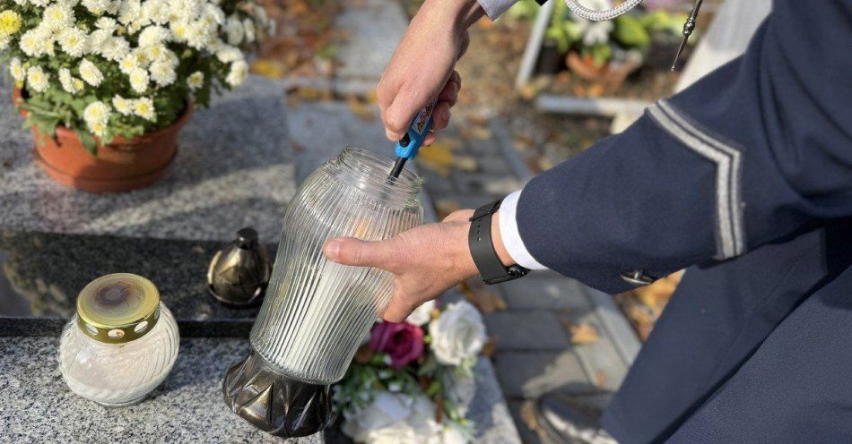 zdjęcie: Komendanci oddali hołd poległym policjantom / fot. KMP w Żorach