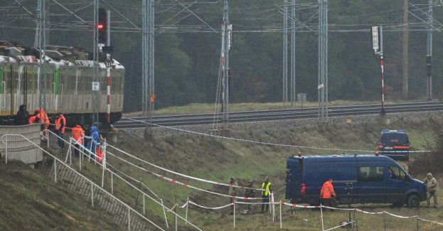 Służby pracują w pobliżu stacji kolejowej we wsi Mika; jej mieszkańcy słyszeli huk i wybuch