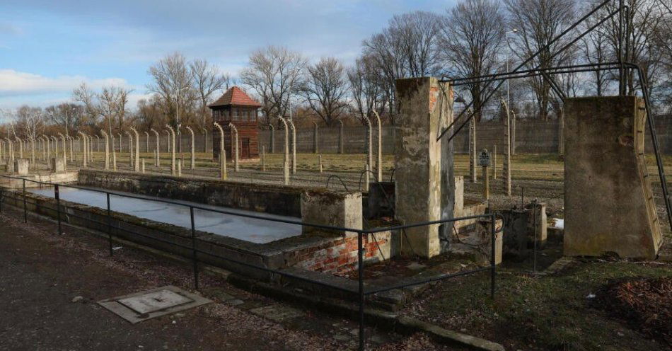 zdjęcie: 81 lat temu z niemieckiego obozu Auschwitz wyruszyły Marsze Śmierci / Oświęcim, 27.01.2025. Teren byłego niemieckiego obozu nazistowskiego Auschwitz w Oświęcimiu, 27 bm. w dzisiejszym dniu obchodów 80. rocznicy jego wyzwolenia przez Armię Czerwoną oraz Międzynarodowym Dniu Pamięci o Ofiarach Holokaustu.  (dw) PAP/Leszek Szymański