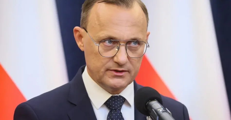 zdjęcie: Leśkiewicz: Tarcza Wschód nie działa, a zapewnienia rządu o bezpieczeństwie polskiego nieba to zabiegi PR-owe / Warszawa, 20.08.2026. Rzecznik prasowy prezydenta RP Rafał Leśkiewicz podczas konferencji prasowej w Pałacu Prezydenckim w Warszawie, 20 bm. Prezydent skieruje do TK ustawę o Rzeczniku Praw Pacjenta, tzw. lex szarlatan. (jm) PAP/Leszek Szymański