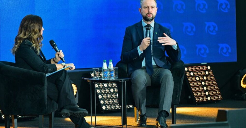 zdjęcie: Kosiniak-Kamysz: zamiast obowiązkowej służby wojskowej powszechne i dobrowolne szkolenia / Wrocław, 13.11.2025. Wicepremier, minister obrony narodowej Władysław Kosiniak-Kamysz (P) oraz prowadząca, dziennikarka Agnieszka Gozdyra (L) podczas rozmowy w trakcie 12. Dolnośląskiego Kongresu Samorządowego ph.