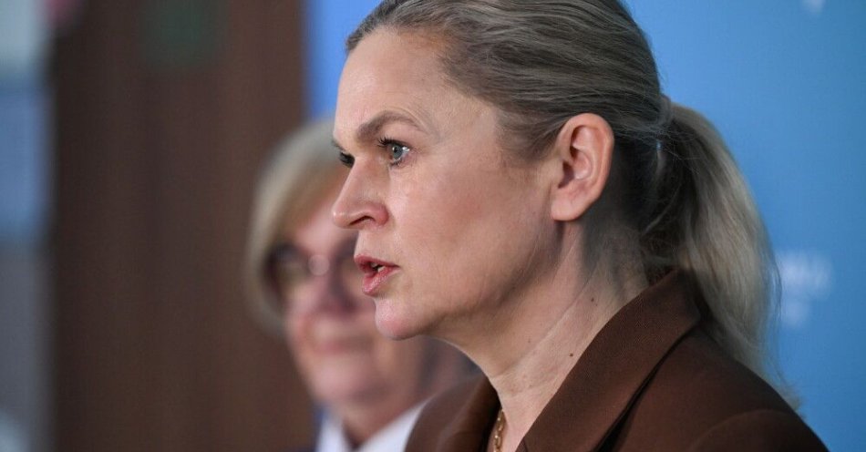 zdjęcie: Nowacka: doszło do włamań do dzienników elektronicznych w szkołach / Leżajsk, 19.01.2026. Minister edukacji Barbara Nowacka na briefingu prasowym przed spotkaniem z nauczycielami w Zespole Szkół Licealnych im. Bolesława Chrobrego w Leżajsku, 19 bm. Wydarzenie zorganizowano w ramach trasy informacyjnej ph. 