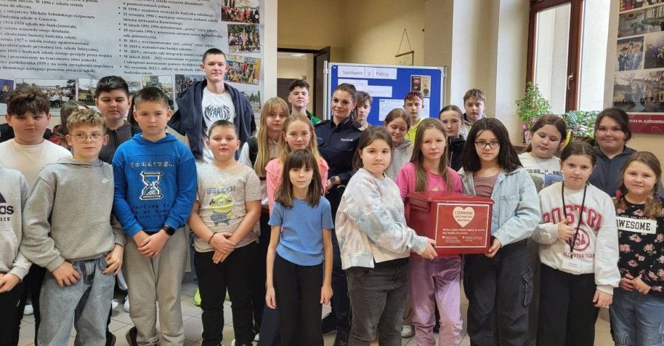 zdjęcie: Policja uczy uczniów z Guzowa jak radzić sobie z hejtem / fot. KPP w Żyrardowie