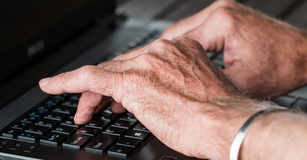 Seniorzy uczą się umiejętności cyfrowych przydatnych w podróżowaniu