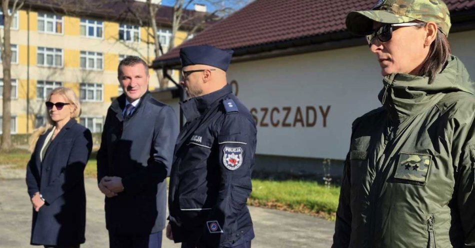 zdjęcie: Młodzież mundurowa oddała hołd bohaterom z Leska / fot. KPP w Lesku