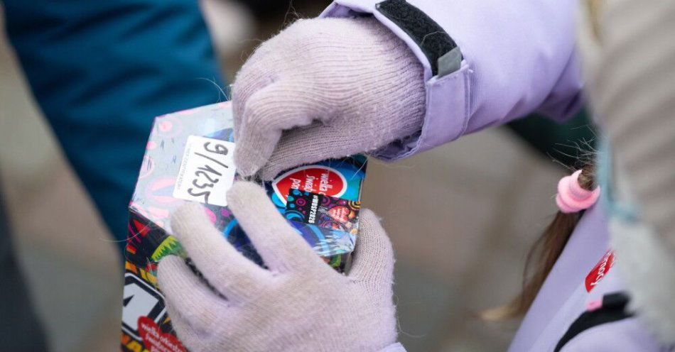 zdjęcie: 34. Finał WOŚP. Jerzy Owsiak: finał przebiega spokojnie / Poznań, 25.01.2026. Kwesta po pokazie wyszkolenia psów z grupy „Golden Retriever WOŚP w Poznaniu”, w ramach 34. Finału Wielkiej Orkiestry Świątecznej Pomocy, 25 bm. Celem tegorocznej zbiórki, odbywającej się pod hasłem „Zdrowe brzuszki naszych dzieci”,  jest diagnostyka i leczenie chorób przewodu pokarmowego u najmłodszych pacjentów.(sko) PAP/Jakub Kaczmarczyk