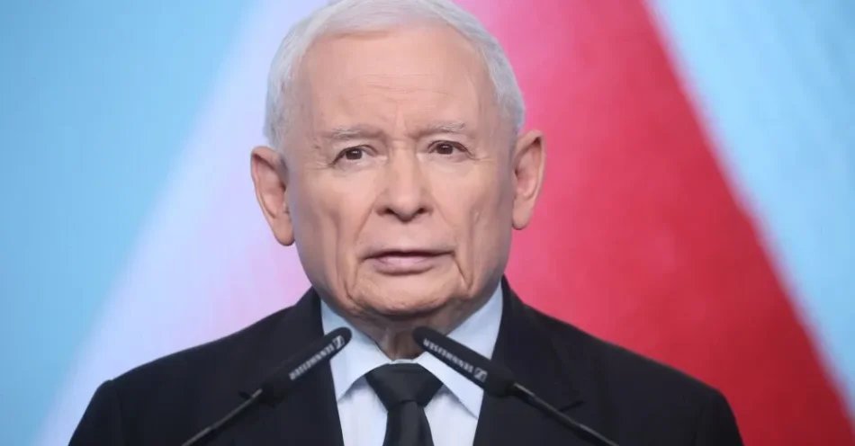 zdjęcie: Kaczyński: wrogiem dla Morawieckiego jestem ja i PiS, nie Tusk / Warszawa, 24.07.2026. Prezes Prawa i Sprawiedliwości Jarosław Kaczyński na konferencji prasowej w siedzibie PiS przy ul. Nowogrodzkiej w Warszawie, 24 bm. Prezes PiS oświadczył, że około trzydziestu kilku posłów zrezygnowało z członkostwa w PiS. Do czwartku do północy parlamentarzyści PiS mieli czas na złożenie deklaracji o nieprzynależeniu do stowarzyszeń - pod groźbą wykluczenia z partii. (jm) PAP/Leszek Szymański