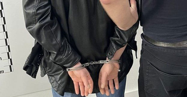 Złodziejka w rękach policjantów