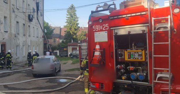 Leżał nietrzeźwy pod sklepem kiedy w jego mieszkaniu wybuchł pożar