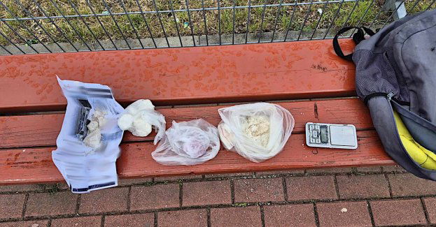 Z boiska szkolnego starszy trafił do aresztu, młodszy musi zastosować się do policyjnego dozoru. Policjanci zatrzymali mężczyzn posiadających narkotyk