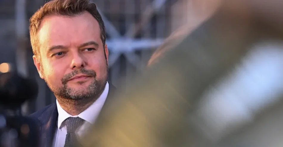zdjęcie: Bochenek: nie mam żadnej informacji, gdzie przebywa Romanowski / Warszawa, 28.07.2026. Rzecznik Prawa i Sprawiedliwości Rafał Bochenek podczas konferencji prasowej przed siedzibą Prawa i Sprawiedliwości przy ul. Nowogrodzkiej w Warszawie, 28 bm. po posiedzeniu Komitetu Politycznego PiS. Komitet Polityczny zatwierdził listę 44 osób, które nie złożyły oświadczenia i kieruje sprawę do rzecznika dyscypliny partyjnej. (aldg) PAP/Radek Pietruszka