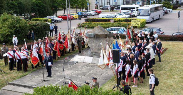 Przed Pomnikiem Robotników Czerwca 1976 roku wieńce w kolejną rocznicę protestów w Ursusie
