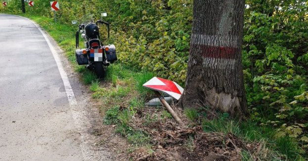 Policjanci wyjaśniają okoliczności wypadku z udziałem motocyklisty – uważajmy na drodze!