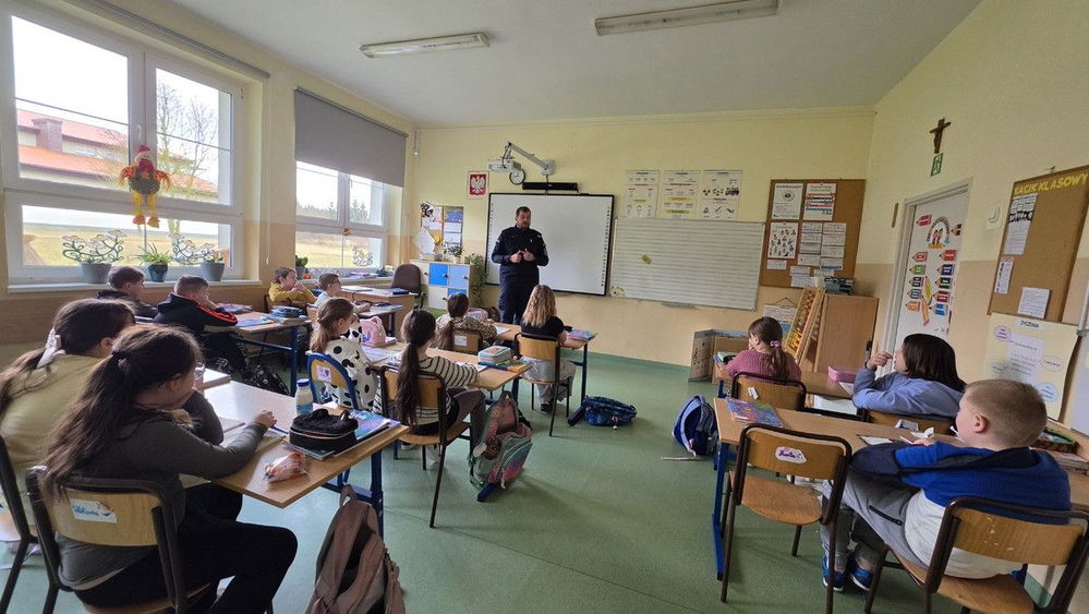 zdjęcie: Policjanci uczą młodzież radzenia sobie z przemocą / fot. KPP w Gryfinie