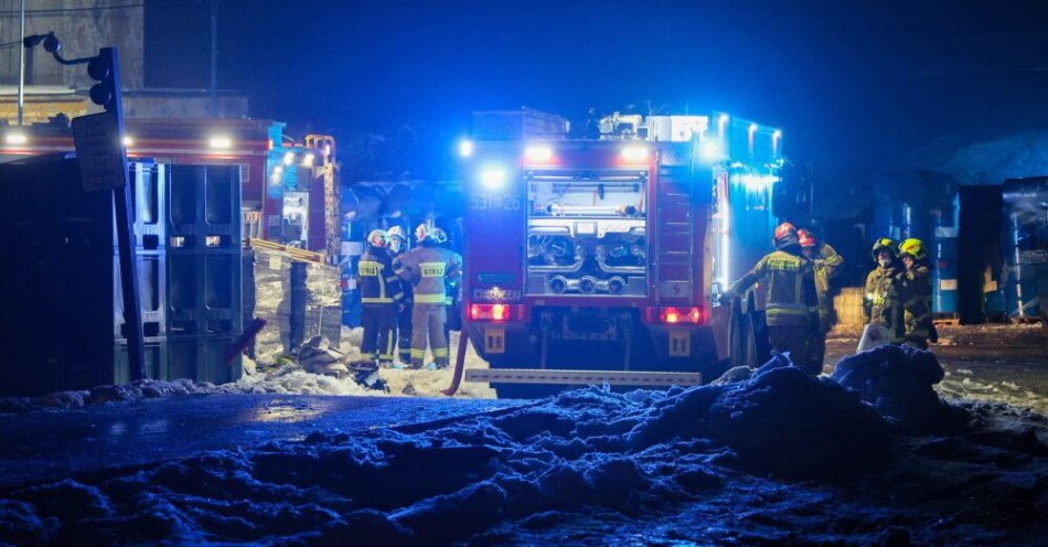 zdjęcie: Strażacy dogaszają pożar hali z odpadami w Nowym Modlinie / Nowy Modlin, 26.01.2026. Trwa dogaszanie pożaru hali z odpadami w Nowym Modlinie, 26 bm. W hali były składowane odpady, głównie papier i tworzywa sztuczne. Pożar został opanowany. (mr) PAP/Paweł Supernak