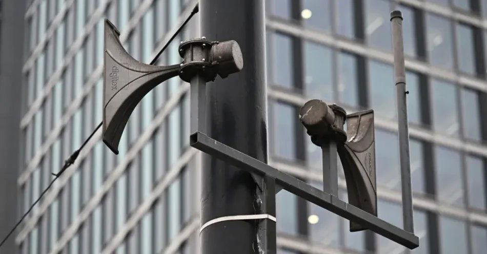 zdjęcie: RCB: na terenie powiatu radomszczańskiego wysłano alert o ćwiczeniach z użyciem syren / Warszawa, 09.10.2024. Syreny alramowe w centrum Warszawy, 9 bm. Stołeczne syreny nadawały dziś o 11 trwający trzy minuty sygnał alarmowy – było to ćwiczenie w ramach Warszawskiego Tygodnia Bezpieczeństwa. (jm) PAP/Radek Pietruszka