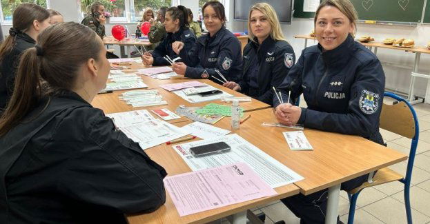 Mundurowi i uczniowie rejestrują dawców szpiku w Chojnicach