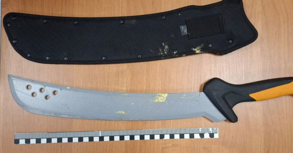 zdjęcie: Agresywny klient zaatakował właściciela warsztatu z maczetą / fot. KMP Białystok