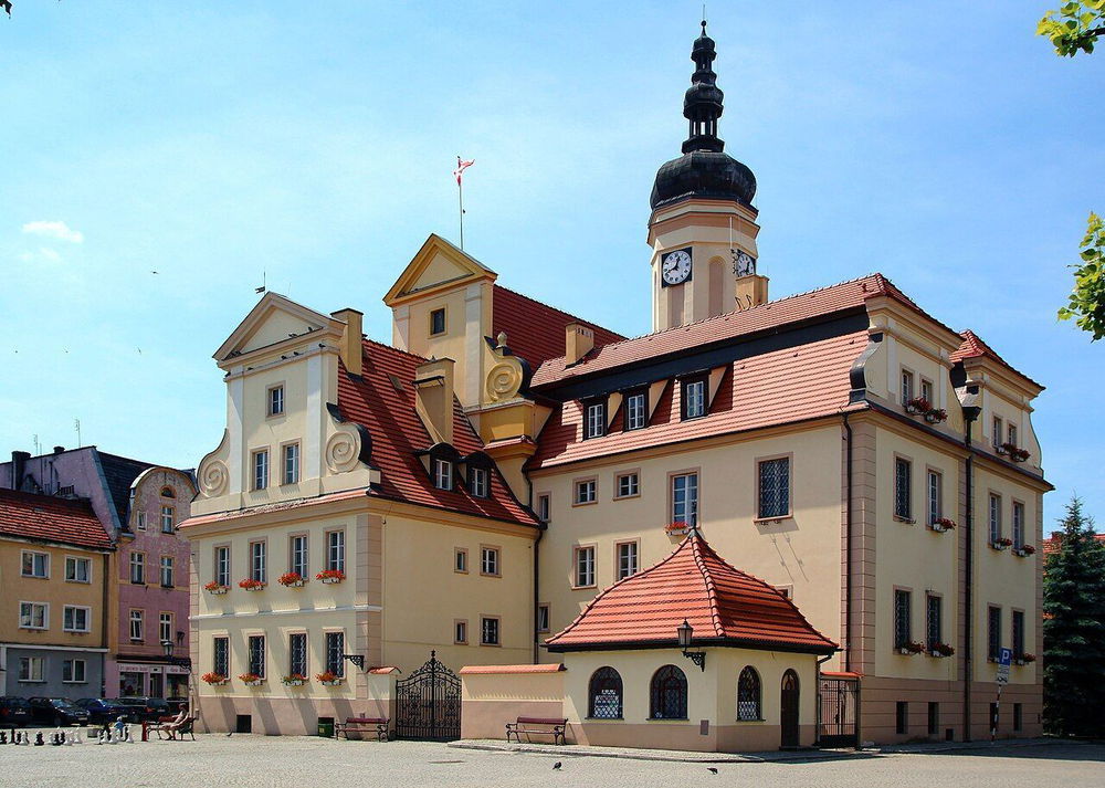zdjęcie: Wydłużono nabór deklaracji na przydomowe oczyszczalnie w Wołowie / Ratusz w Wołowie, fot. Mzopw / Wikimedia Commons, CC BY-SA 3.0, https://commons.wikimedia.org/wiki/File:Wo%C5%82%C3%B3w_ratusz.JPG