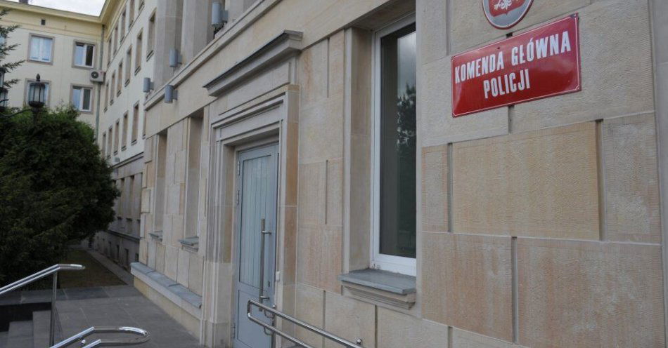 zdjęcie: Komenda Główna Policji: PK wysłała wnioski o czerwoną notę Interpolu dla dywersantów / Warszawa, 14.05.2012. Komenda Główna Policji w Warszawie, 14 bm. Centralne Biuro Antykorupcyjne rozpoczęło 14 bm. kontrolę w Biurze Łączności i Informatyki Komendy Głównej Policji. Sprawdzane są przetargi z lat 2009-2011. (mr) PAP/Andrzej Hrechorowicz ***Zdjęcie do depeszy PAP pt. CBA kontroluje przetargi w KGP***