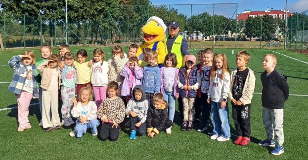 Policjanci i Mrówka uczą pierwszaków bezpiecznej drogi