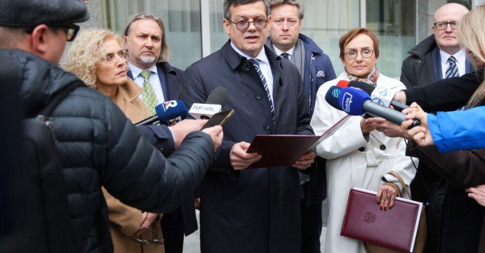 zdjęcie: Markiewicz: przekazaliśmy pisemną rotę ślubowania sędziego TK wobec prezydenta, dopełniając formalności / Warszawa, 09.04.2026. Sędziowie Trybunału Konstytucyjnego, od lewej: Magdalena Bentkowska, Dariusz Szostek, Krystian Markiewicz, Maciej Taborowski, Anna Korwin-Piotrowska, Marcin Dziurda podczas konferencji prasowej przed Kancelarią Prezydenta RP na ulicy Wiejskiej w Warszawie, 9 bm. Sędziowie TK złożyli dokumenty w biurze podawczym Kancelarii Prezydenta. Przekazali pisemną rotę ślubowania wobec prezydenta, dopełniając formalności. (mr) PAP/Rafał Guz