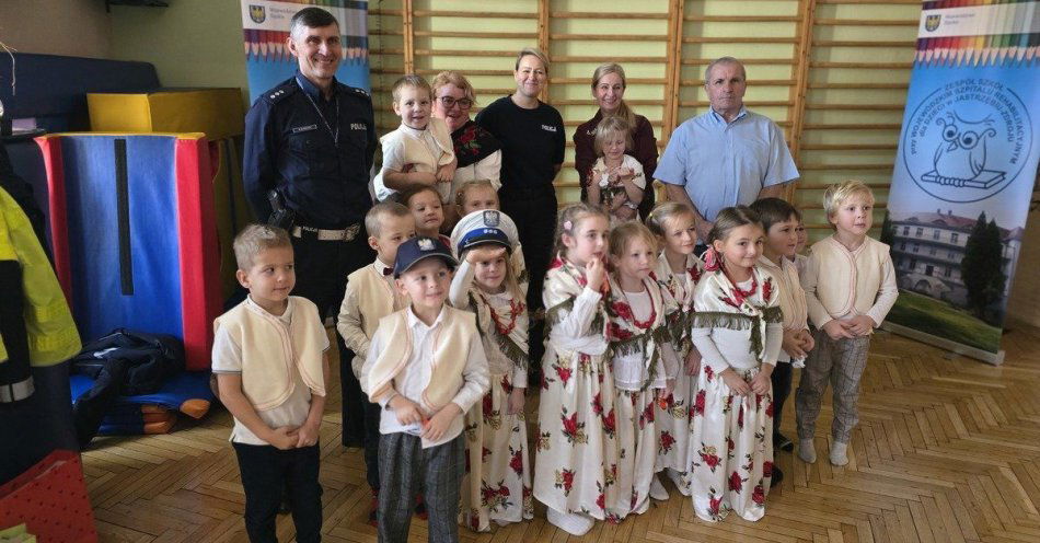 zdjęcie: Przedszkolaki uczą się nosić odblaski w świątecznej akcji / fot. KMP w Jastrzębiu Zdroju