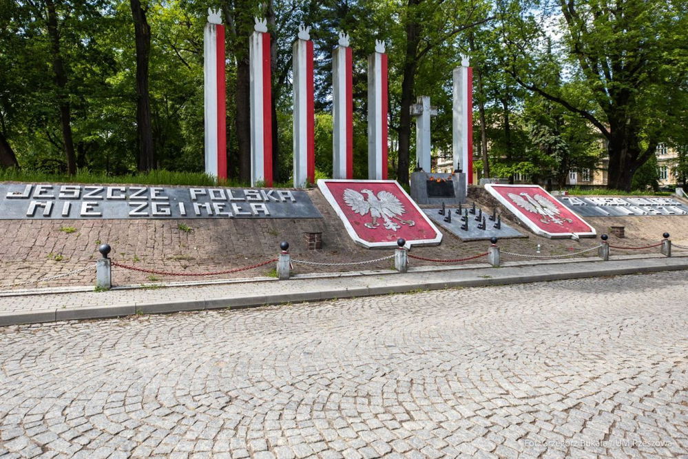 zdjęcie: Pomnik Dziesięciu Rąk odzyskany dawny blask. Rusza remont / fot. nadesłane