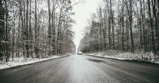 Ślisko na drogach; policja apeluje o ostrożność
