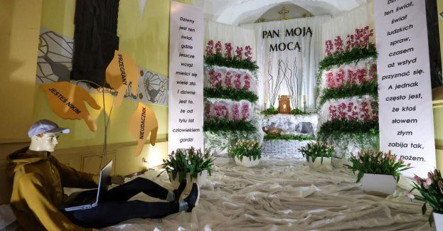 Hejt jest motywem wystroju Grobu Pańskiego w Charłupi Małej