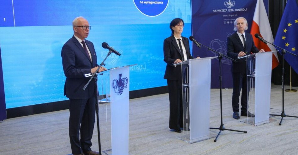 zdjęcie: NIK negatywnie o działalności finansowo-majątkowej IPN w latach 2022-25 / Warszawa, 21.10.2025. Wiceprezes NIK Jacek Kozłowski (L), dyrektor Delegatury NIK w Poznaniu Karolina Wirszyc-Sitkowska (C) i specjalista kontroli państwowej Maciej Andrzejewski (P) podczas konferencji prasowej prezentującej wyniki kontroli „Gospodarka finansowo-majątkowa Instytutu Pamięci Narodowej - Komisji Ścigania Zbrodni przeciwko Narodowi Polskiemu”, 21 bm. w siedzibie NIK w Warszawie. (mr) PAP/Rafał Guz