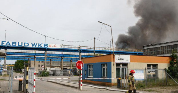 Dwóch strażaków poszkodowanych w akcji w Siemianowicach; trwa dogaszanie pożaru