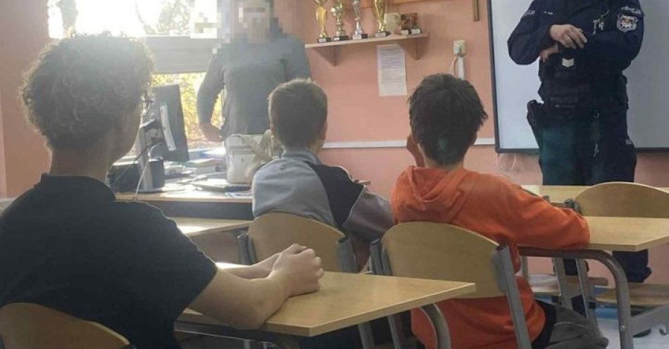 zdjęcie: Policjant uczy młodzież o hejcie i bezpieczeństwie online / fot. KPP w Kołobrzegu