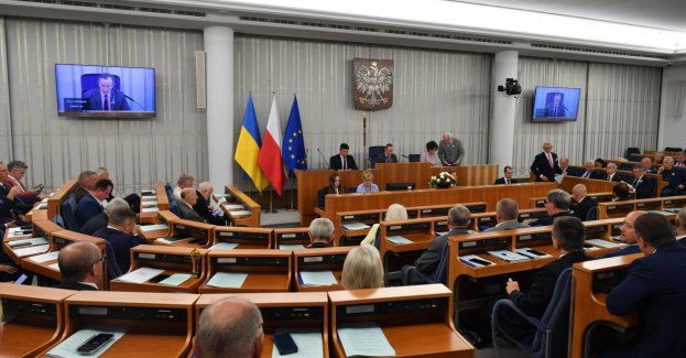 Pakt senacki - 66 mandatów; PiS - 34