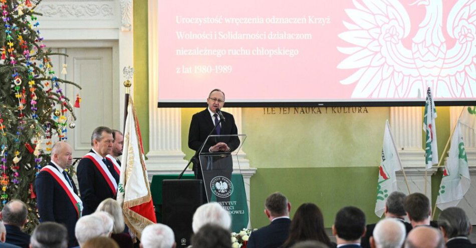 zdjęcie: Działacze na rzecz powstania NSZZ RI „Solidarność” odznaczeni Krzyżami Wolności i Solidarności / Warszawa, 11.01.2026. Zastępca prezesa IPN Karol Polejowski przemawia podczas ceremonii wręczenia Krzyży Wolności i Solidarności tow. obchodom 45. rocznicy powstania NSZZ Rolników Indywidualnych „Solidarność”, 11 bm. w siedzibie Narodowego Instytutu Kultury i Dziedzictwa Wsi w Warszawie. Organizatorami uroczystości są m.in. przez Instytut Pamięci Narodowej oraz Niezależny Samorządny Związek Zawodowy Rolników Indywidualnych „Solidarność”. (jm) PAP/Radek Pietruszka