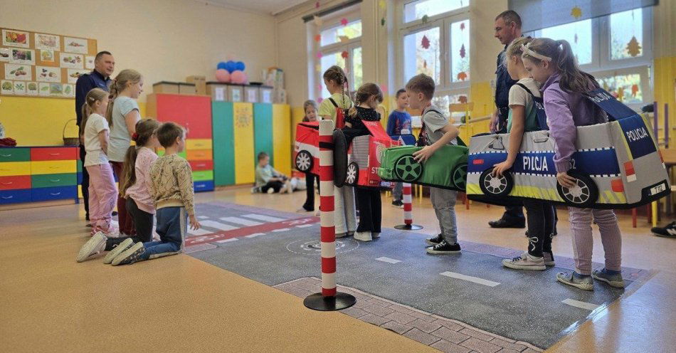 zdjęcie: Dzielnicowi promują bezpieczeństwo w Sławkowie / fot. KPP w Będzinie