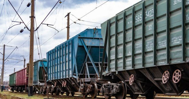 Cztery wagony ustawiono na torach po zderzeniu pociągów w Kuźni Raciborskiej