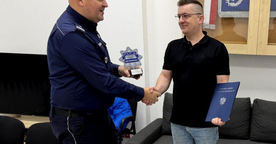 zdjęcie: Komendant dziękuje kierowcy autobusu za uratowanie niemowlęcia / fot. KWP w Bydgoszczy