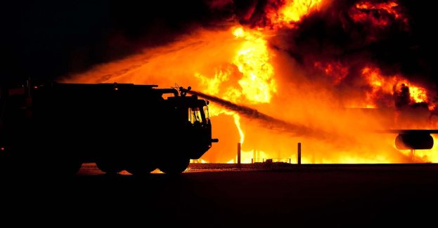 Nocny pożar sklepu – dogaszanie wciąż trwa