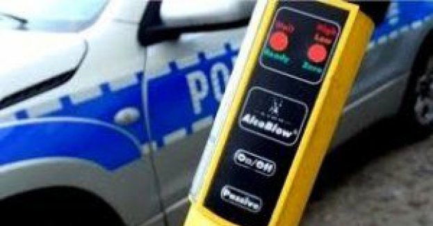 Rowerzysta z 2 promilami alkoholu w organizmie, jechał „wężykiem” po zaśnieżonej drodze