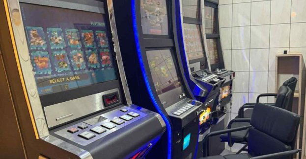 Kolejny cios w nielegalny hazard. Policjanci z Kozienic zabezpieczyli automaty i gotówkę