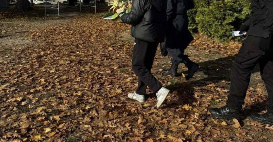 zdjęcie: Uczniowie i policjanci uczulają na bezpieczeństwo przy grobach / fot. KPP Gostyń