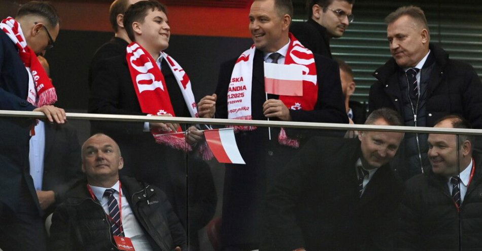 zdjęcie: Policja prowadzi czynności ws. gróźb na portalu X skierowanych do prezydenta Nawrockiego / Warszawa, 14.11.2025. Prezydent RP Karol Nawrocki (C-P) z synem Antonim (C-P) na trybunach przed meczem eliminacyjnym piłkarskich mistrzostw świata z Holandią, 14 bm. w Warszawie. (gj) PAP/Piotr Nowak