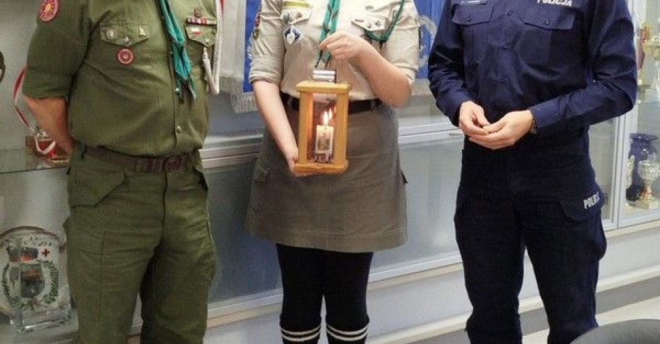 zdjęcie: Betlejemskie Światełko Pokoju przekazane krośnieńskim policjantom / fot. KMP w Krośnie