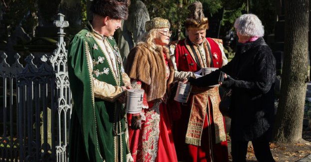 Na Starych Powązkach w Warszawie trwa 51. kwesta na rzecz ratowania zabytków