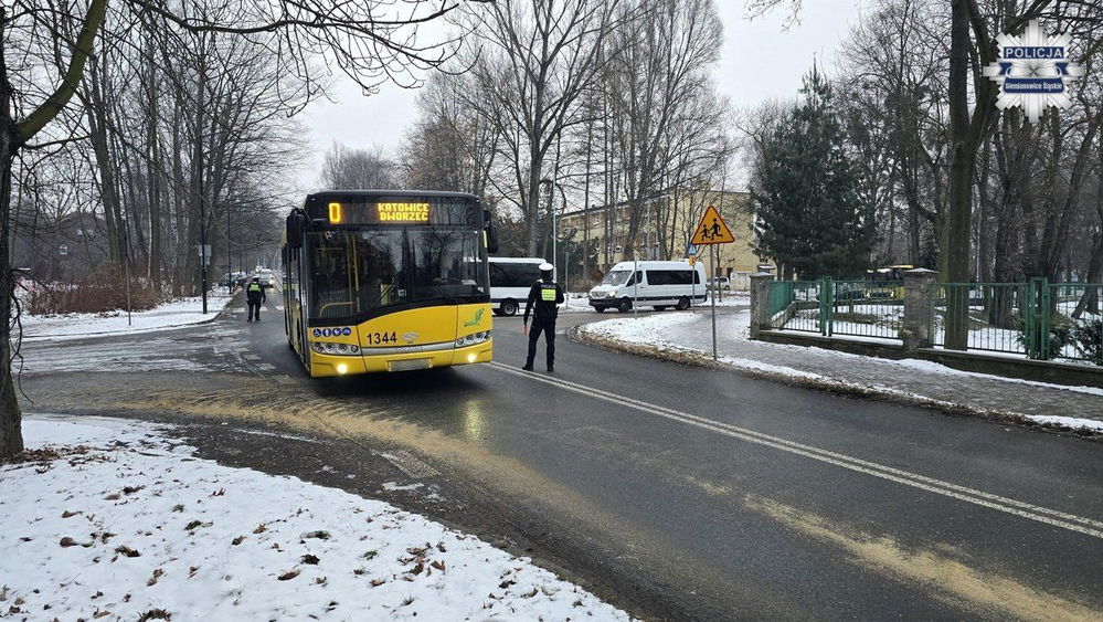 zdjęcie: Policja kontroluje dowozy dzieci przy szkołach / fot. KMP w Siemianowicach Śląskich