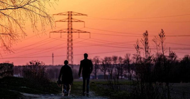 Ekspert wyjaśnia, dlaczego po kolacji warto wyjść na spacer