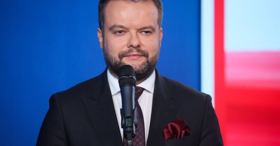 zdjęcie: Bochenek: złożymy interpelację do Tuska ws. decyzji w służbie zdrowia / Warszawa, 06.02.2026. Rzecznik PiS Rafał Bochenek podczas konferencji prasowej w siedzibie partii przy ul. Nowogrodzkiej w Warszawie, 6 bm. (aldg) PAP/Leszek Szymański