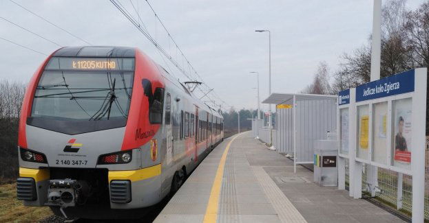 Mieszkańcy i podróżni korzystają z nowych przystanków w województwie łódzkim